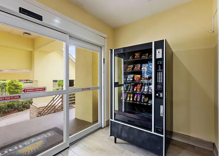 Days Inn & Suites By Wyndham Dfw Airport South-Euless