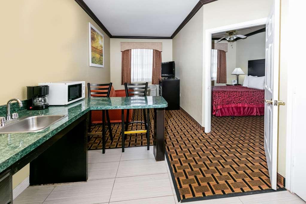 Hotel Days & By Wyndham Dfw Airport South-euless Euless