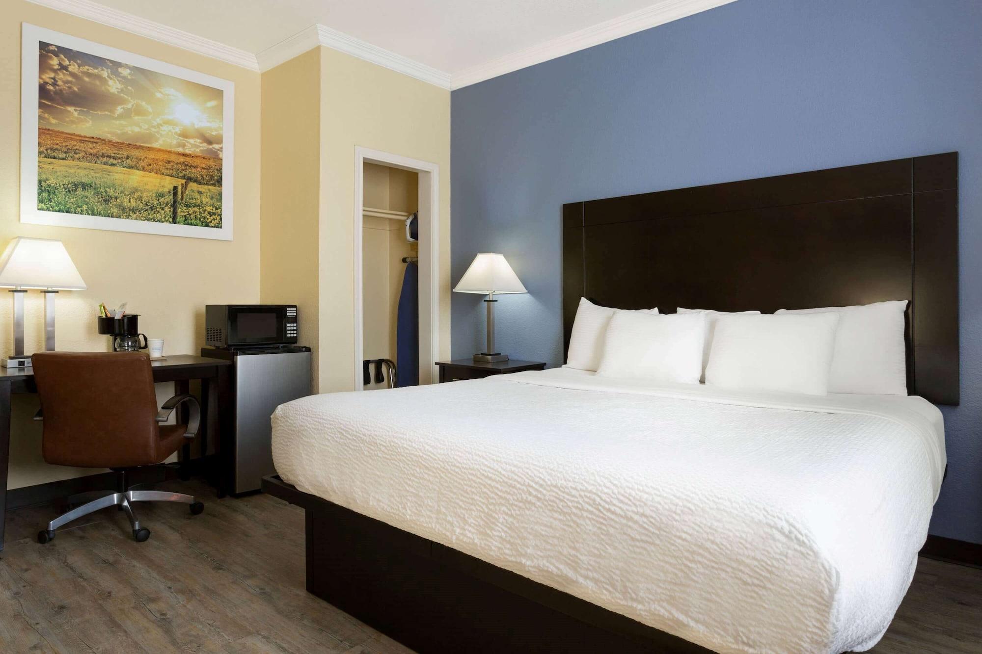 Hotel Days & By Wyndham Dfw Airport South-euless 2*