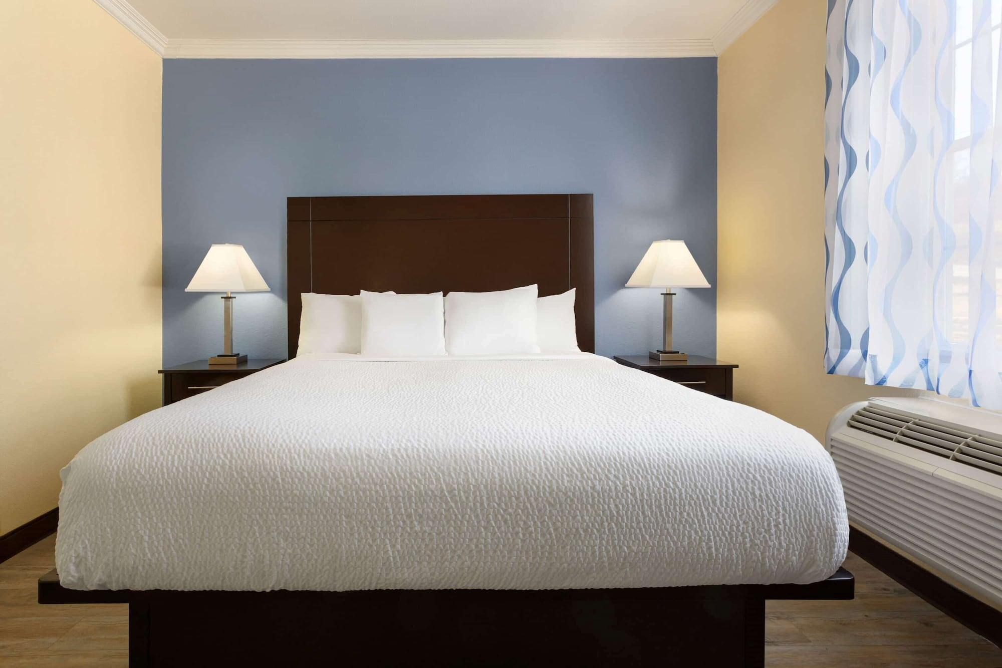 Hotel Days & By Wyndham Dfw Airport South-euless Euless