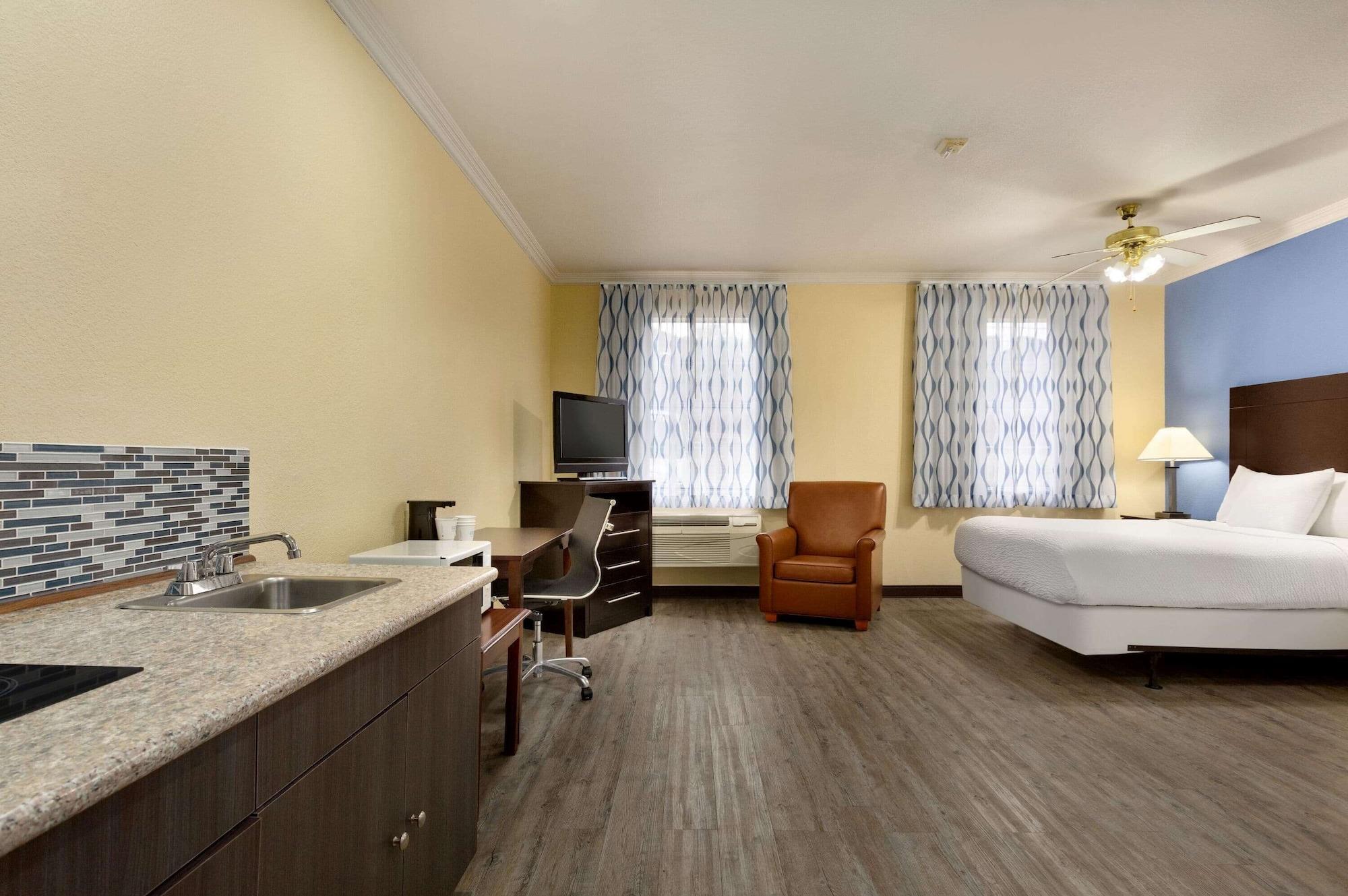 Hotel Days & By Wyndham Dfw Airport South-euless 2*