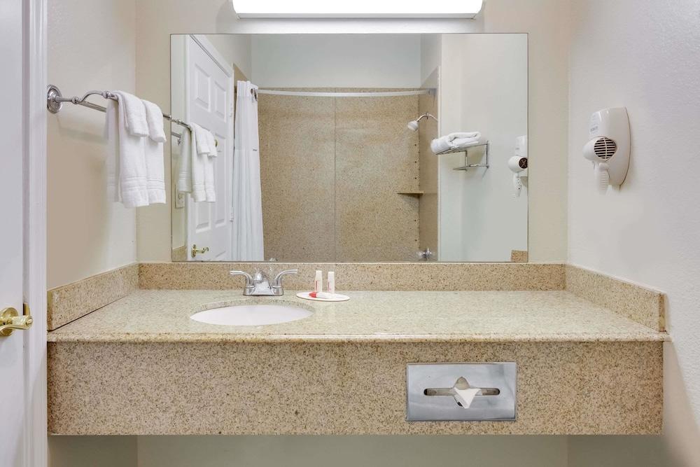 Days & By Wyndham Dfw Airport South-euless 2* Euless