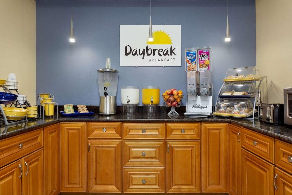 Hotel Days & By Wyndham Dfw Airport South-euless