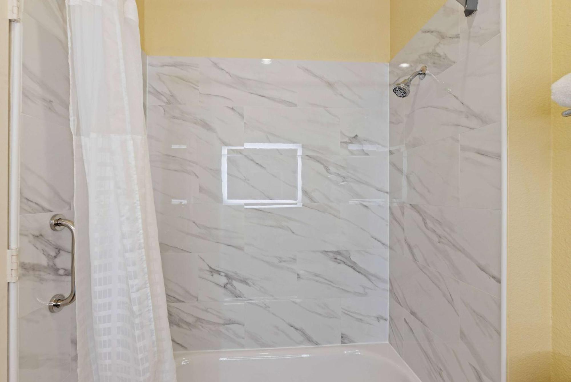 Hotel Days & By Wyndham Dfw Airport South-euless Euless